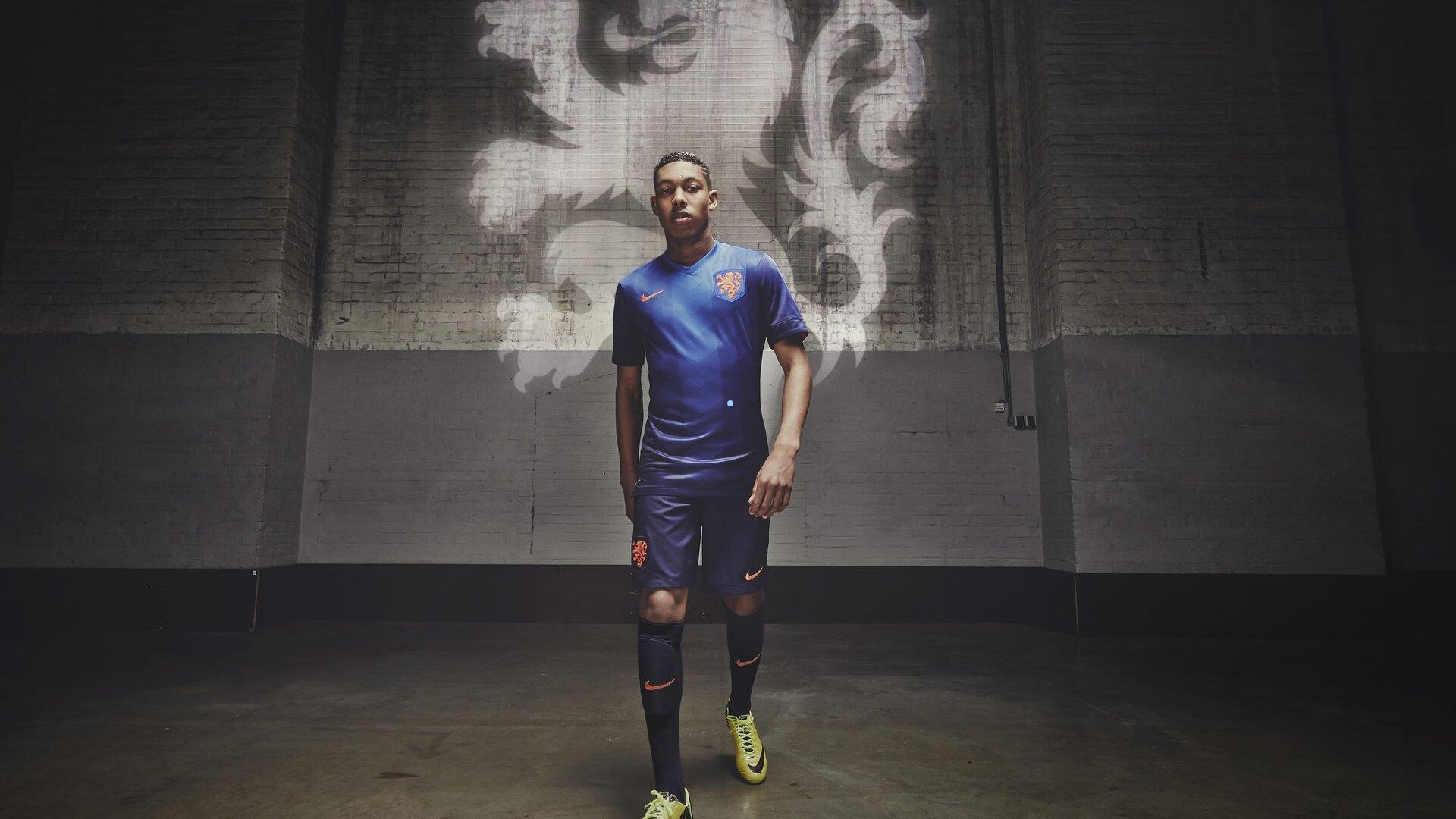 曝沙特神秘豪门4亿年薪强挖梅西！C罗或迎终极对手，足坛格局生变